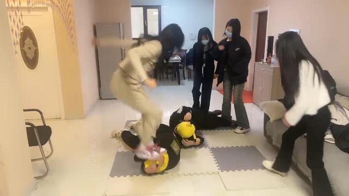 图片[6]_【精神小妹】5S真实欺凌虐双奴-群踩群踹/耳光_HD绳艺资源