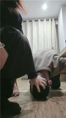 【嗯哼】重度鞋抽耳光/舔脏鞋底【双视角版】_HD绳艺资源