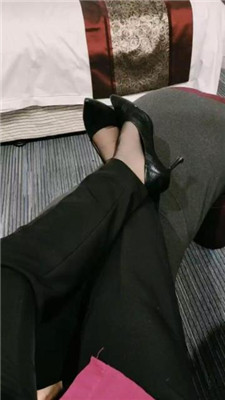 【陌影夫妻】高跟黑丝原味脚踩绿帽老公_HD绳艺资源