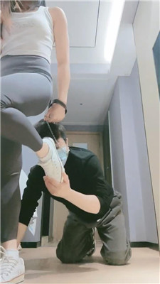 【妮蔻】帆布鞋全体重踩狗头_HD绳艺资源