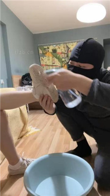 图片[2]_【黑泽兮】刷鞋匠实录-清理超脏小白鞋棉袜_HD绳艺资源