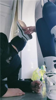 图片[12]_【奶糖】运动后超脏鞋臭白袜踩虐/气味控制辱_HD绳艺资源