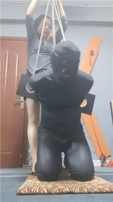 【东营天香百合】枷锁囚禁犯错的狗_HD绳艺资源