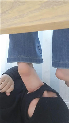 图片[13]_【樱樱】桌底视角-高中生S让狗除脚臭【下】_HD绳艺资源