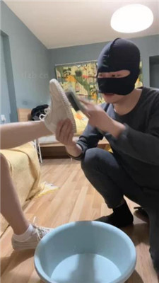 图片[3]_【黑泽兮】刷鞋匠实录-清理超脏小白鞋棉袜_HD绳艺资源