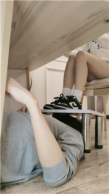 图片[4]_【嘀嘀哒嘀】桌底视角-脏鞋白棉袜踩【完整版】_HD绳艺资源