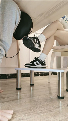 图片[2]_【嘀嘀哒嘀】桌底视角-脏鞋白棉袜踩【完整版】_HD绳艺资源