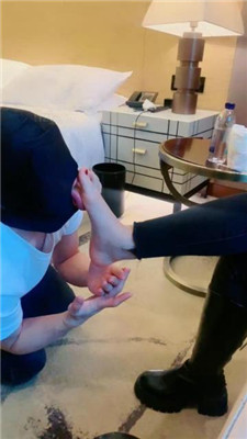 图片[5]_【蜜糖情侣】清理脏长靴/品尝裸足_HD绳艺资源