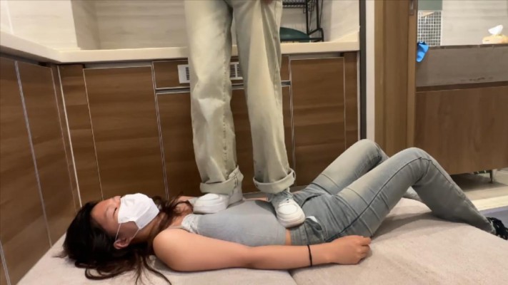 【208少女宿舍】女m系列：素人脏鞋脏袜全体重踩踏女m YC-240809-3_HD绳艺资源
