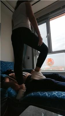 李老师 小白鞋全体重踩踏【双视角版】JS250509-10_HD绳艺资源