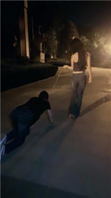 晨晨 牛仔裤女神户外遛狗 bf53303_HD绳艺资源