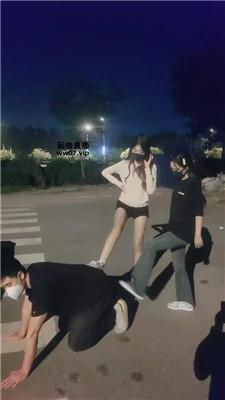 天津183模特 双S-深夜户外小白鞋白袜踩 bf53488_HD绳艺资源