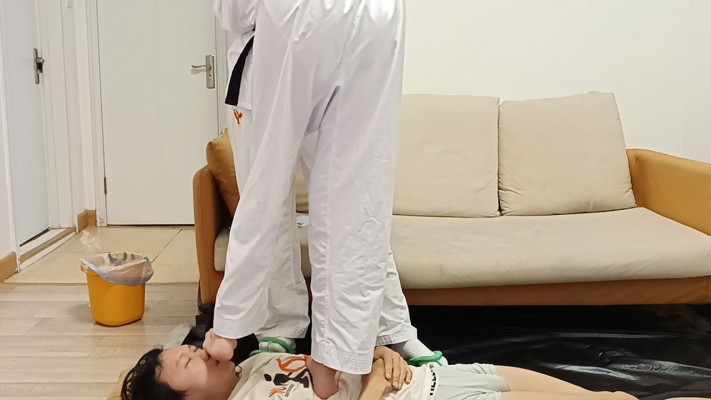 图片[5]_『高兴儿』亲姐妹踩踏腿绞瘦小男人 YC-241009-4_HD绳艺资源