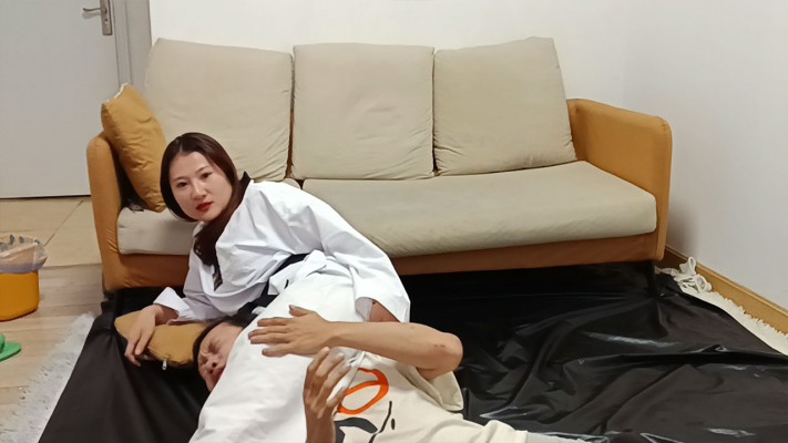 图片[6]_『高兴儿』亲姐妹踩踏腿绞瘦小男人 YC-241009-4_HD绳艺资源