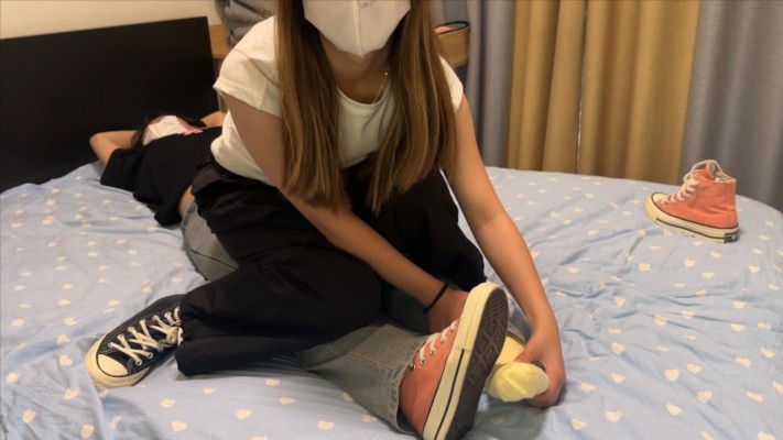 208少女宿舍 女M趁主人睡着偷闻脚被发现 YC-241026-5_HD绳艺资源