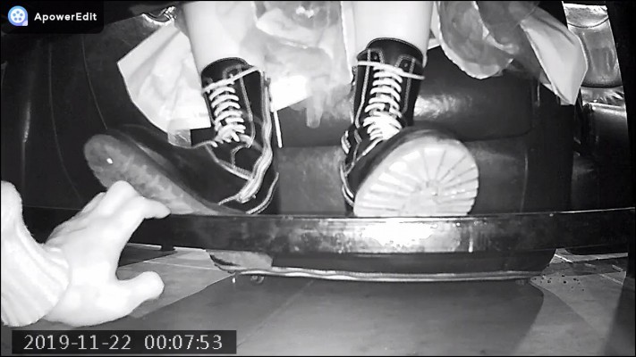 B719 – 无意识网吧妹子纱裙马丁靴踩手 bf46247_HD绳艺资源