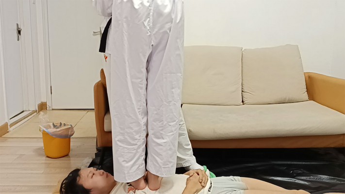 图片[9]_『高兴儿』亲姐妹踩踏腿绞瘦小男人 YC-241009-4_HD绳艺资源