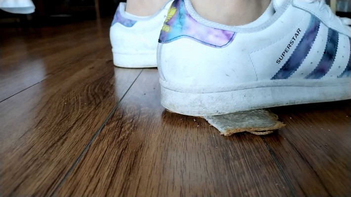 小鱼女神汗臭脚丫穿贝壳+高帮匡威践踏贱狗晚餐 YC-241018-4_HD绳艺资源