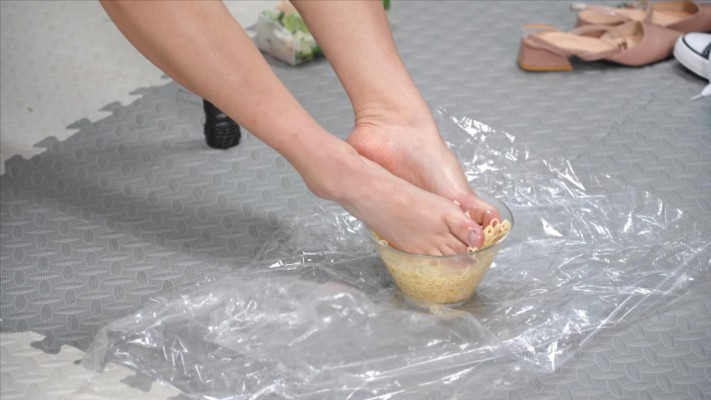 图片[14]_第5风格 00后脚喂食炒饭泡面超长时间 JS241103-13_HD绳艺资源