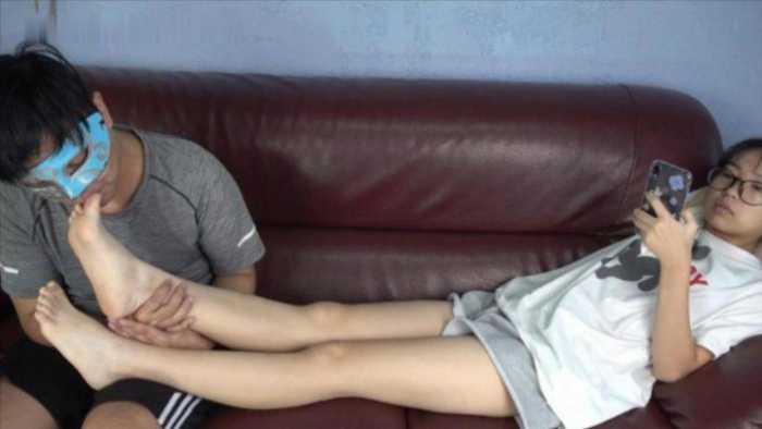 图片[3]_南国原创 舔脚片，小悦S一边玩游戏一边享受M的服务！ YC-241128-2_HD绳艺资源