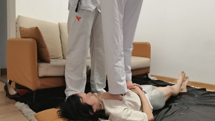 图片[4]_『高兴儿』亲姐妹踩踏腿绞瘦小男人 YC-241009-4_HD绳艺资源