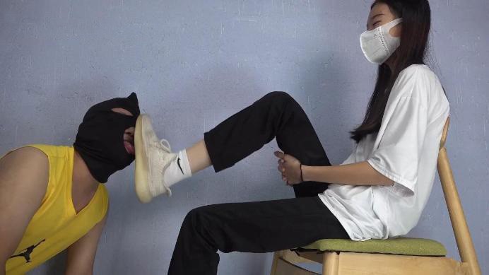 【南国原创】新S小樱霸气惩罚渣男,脏鞋子羞辱,踩踏,耳光,辱骂,踢裆踩YC-220822-5