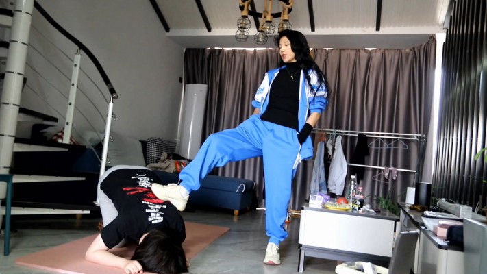 【惑心】女校霸爆踩女奴踩爆