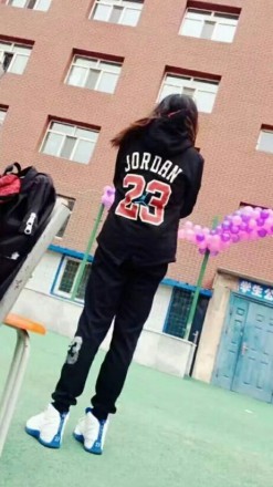 篮球aj7长腿美女脏篮球鞋踩跺