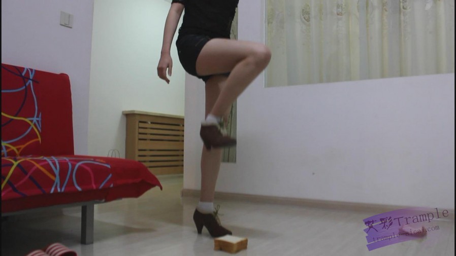 脏鞋原味袜子踩面包喂食,第一视角羞辱,控制