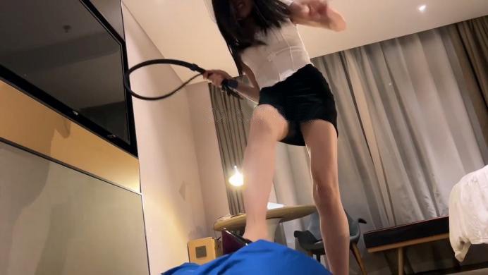 （全新）剧情片监狱长苏老师鞭打调教犯人【苏曼】高跟踩踏鞭打调教 YC-221126-7