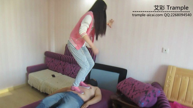 180女主逆天大长腿重度踩踢调教胖M,力度超大