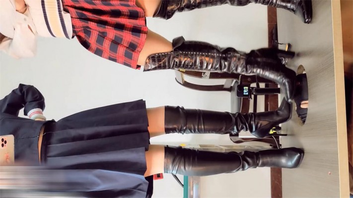 【婧児小主】婧児小意双S长靴肉丝践踏蛮横男把他困在地板下踩脸羞辱 YC-220322