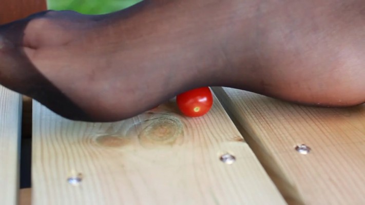 【黑丝诱惑】00后素人姣姣的室外黑丝诱惑长靴踩踏 YC-221110