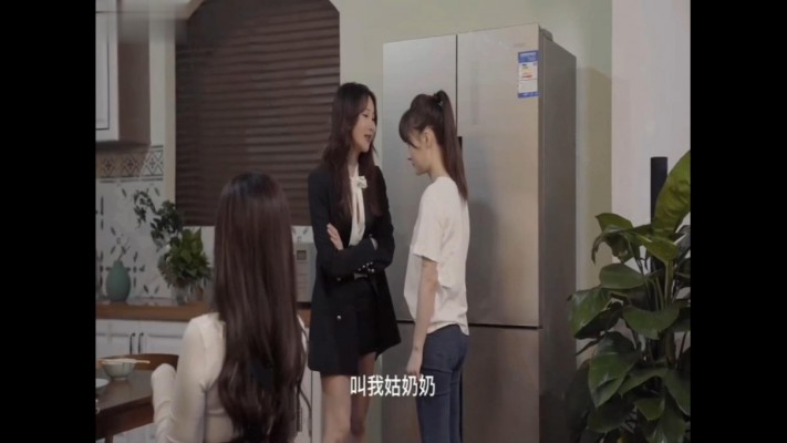 女女SM连续剧《堕落的口红》4集全-女孩遭办公室霸凌被女同事欺负变成奴隶