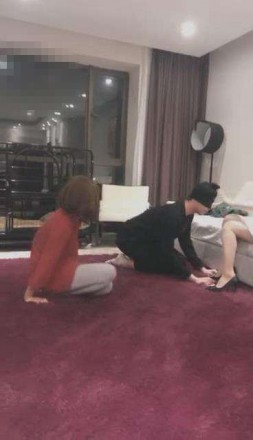 vivi女神最新玩弄男女奴践踏吃口水