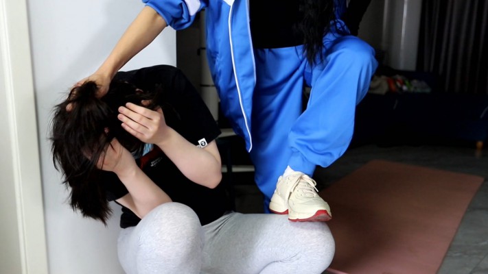 【惑心】女校霸爆踩女奴踩爆