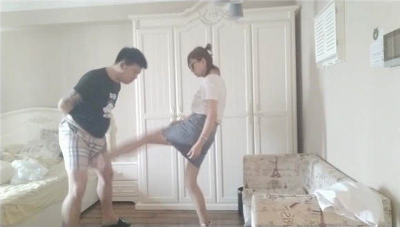 房东小姐姐的脚奴才