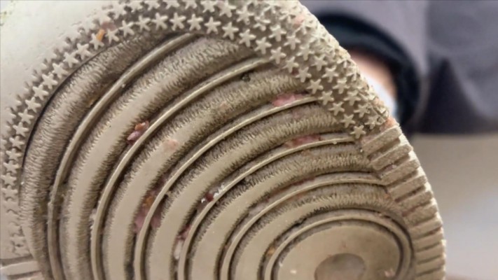 【00后小彤】放假玩哥哥 全体重踩脸 吃脏鞋踩的食物 YC-2212110