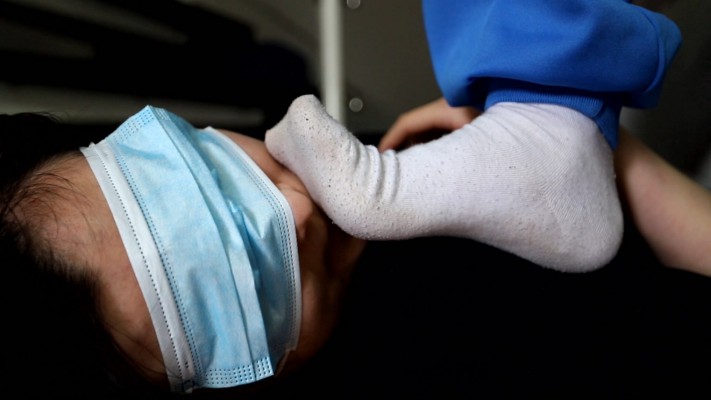 【惑心】女校霸爆踩女奴踩爆