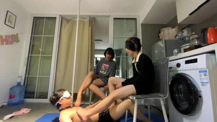 精神小妹超短裙暴虐-真实校园小太妹的疯狂踩踏踢裆吃袜子羞辱 YC-220505-9