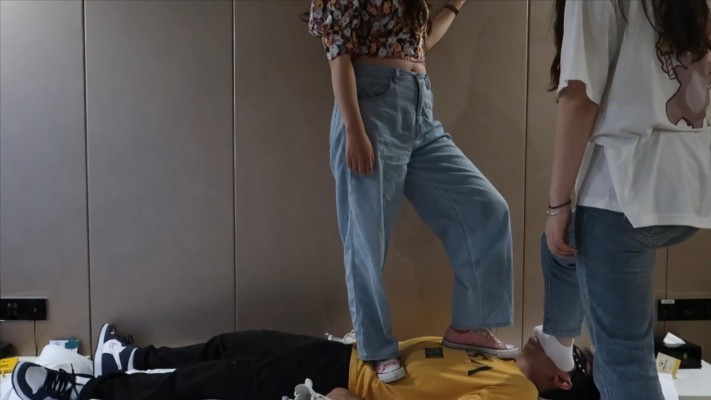 【子怡】三人全体重羞辱群踩毯子 YC-210521-7