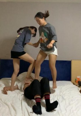 【萝莉酱】学生姐妹花跳踩地狱00后在校学生素人跳踩人肉毯子