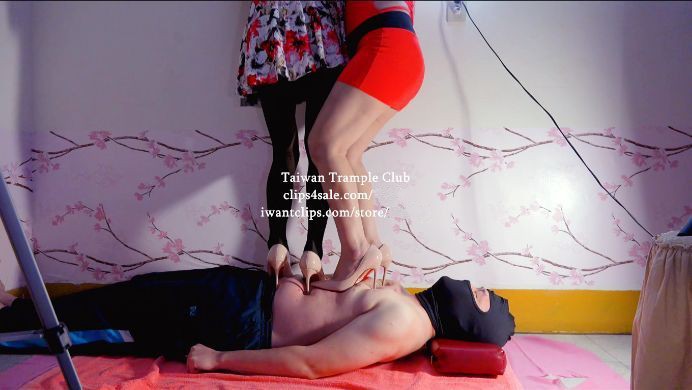 【Taiwan Trample Club】三熟女少妇高跟骚摇踩踏(多机位多镜头)少妇黑丝高跟