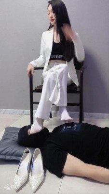 初柒臭丝脚女教师白丝高跟踩踏学生闻舔脚-女教师仿岛国剧情职业装调教 YC-220710-3