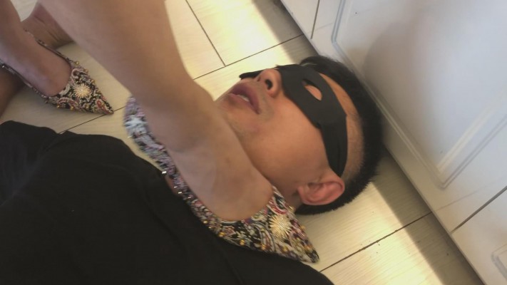 美女美裙美鞋踩脖子 YC-220128-5