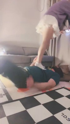 【桃子老师】学生S小白鞋白袜踩踏 bf20005