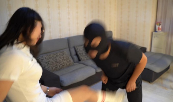 【W.K.T】—巍巍/圆圆双人踢碎色狼下体 YC-220725-4