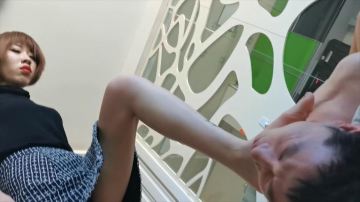 安然女帝全体重跳踩脖子
