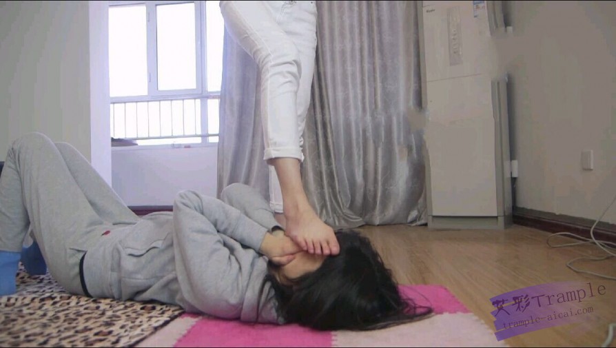 甜甜享受lulu的足底按摩。伺候不好 G-150707