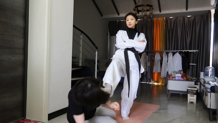 【惑心】跆拳道美女臭脚要狗命